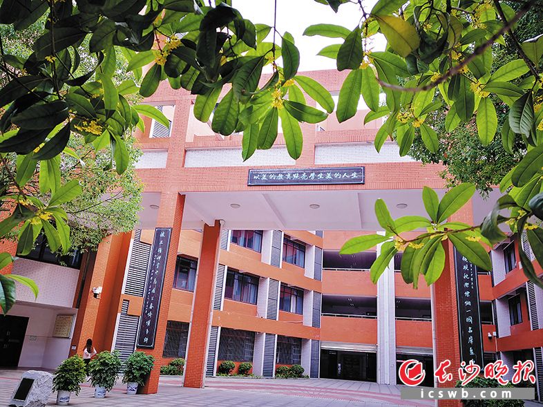 学校恢弘古朴的建筑上,挂着饱含育人理念的牌匾。 学校恢弘古朴的建筑上,挂着饱含育人理念的牌匾。