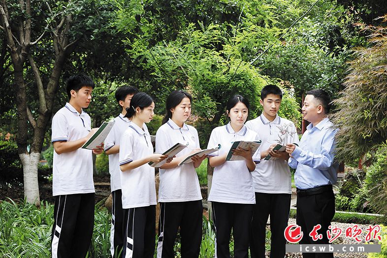 环境也是课堂,在老师的带领下,生物课堂“搬”到了教室外。本版照片均由学校提供 环境也是课堂,在老师的带领下,生物课堂“搬”到了教室外。本版照片均由学校提供