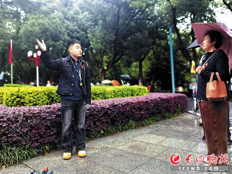10月3日上午，熊一郎正在湖南大学东方红广场为游客进行讲解。长沙晚报全媒体记者 周顺利 摄