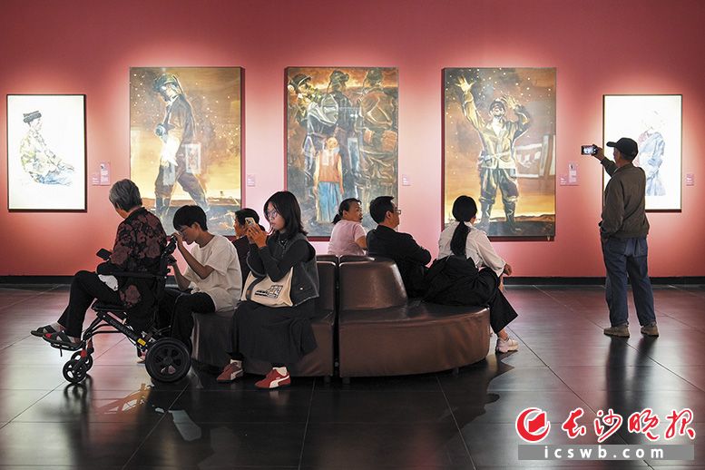 10月1日至4日,李自健美术馆累计接待入馆观展游客45500人次,不少市民趁着国庆假期走进美术馆,在艺术氛围中欢度假期。 长沙晚报全媒体记者 郭雨滴 摄 10月1日至4日,李自健美术馆累计接待入馆观展游客45500人次,不少市民趁着国庆假期走进美术馆,在艺术氛围中欢度假期。 长沙晚报全媒体记者 郭雨滴 摄