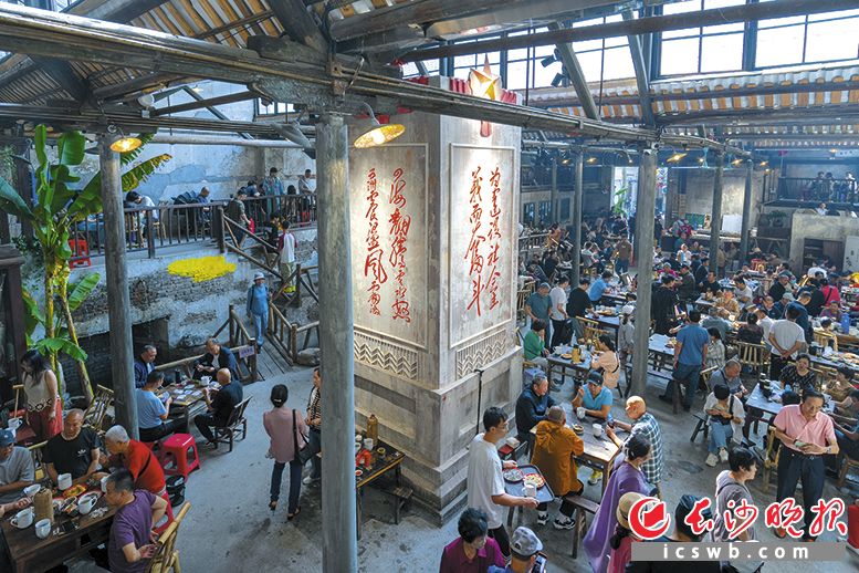 中秋3天加国庆假期,东茅街茶馆再次成为热门打卡地,来打卡的市民游客已经达到15万人次。 中秋3天加国庆假期,东茅街茶馆再次成为热门打卡地,来打卡的市民游客已经达到15万人次。