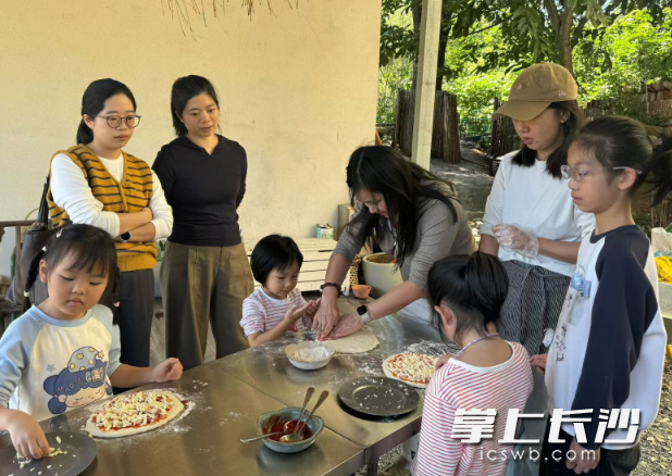 小朋友跟家长在青山铺镇自然村落制作披萨。 小朋友跟家长在青山铺镇自然村落制作披萨。