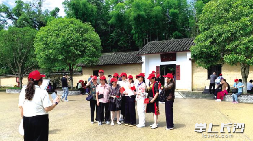 红色文旅地标杨开慧纪念馆人气领跑,接待游客达81586人次,成为红色研学、爱国出游的核心打卡地。 红色文旅地标杨开慧纪念馆人气领跑,接待游客达81586人次,成为红色研学、爱国出游的核心打卡地。