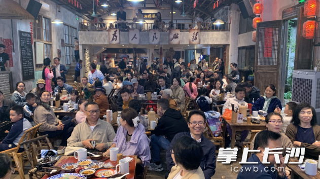初恋茶馆座无虚席。 初恋茶馆座无虚席。