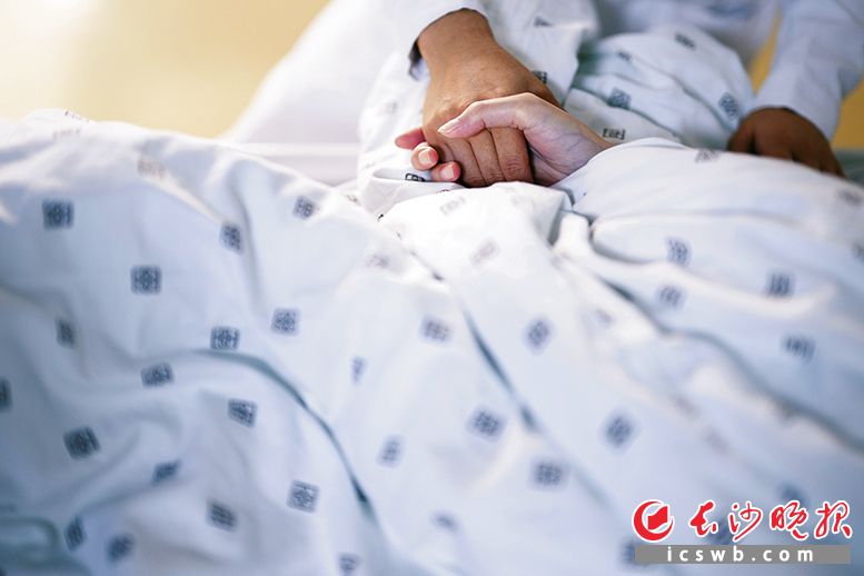 安宁疗护正在从一间病房的探索上升为国家层面的制度安排,《安宁疗护实践指南(2025年版)》首次为终末期医疗护理确立了全国统一标准。 安宁疗护正在从一间病房的探索上升为国家层面的制度安排,《安宁疗护实践指南(2025年版)》首次为终末期医疗护理确立了全国统一标准。