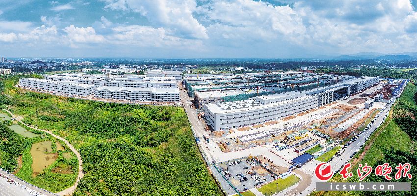 总投资80亿元的湖南省重点产业项目新型显示器件基地建设接近尾声。长沙晚报通讯员 刘建 摄