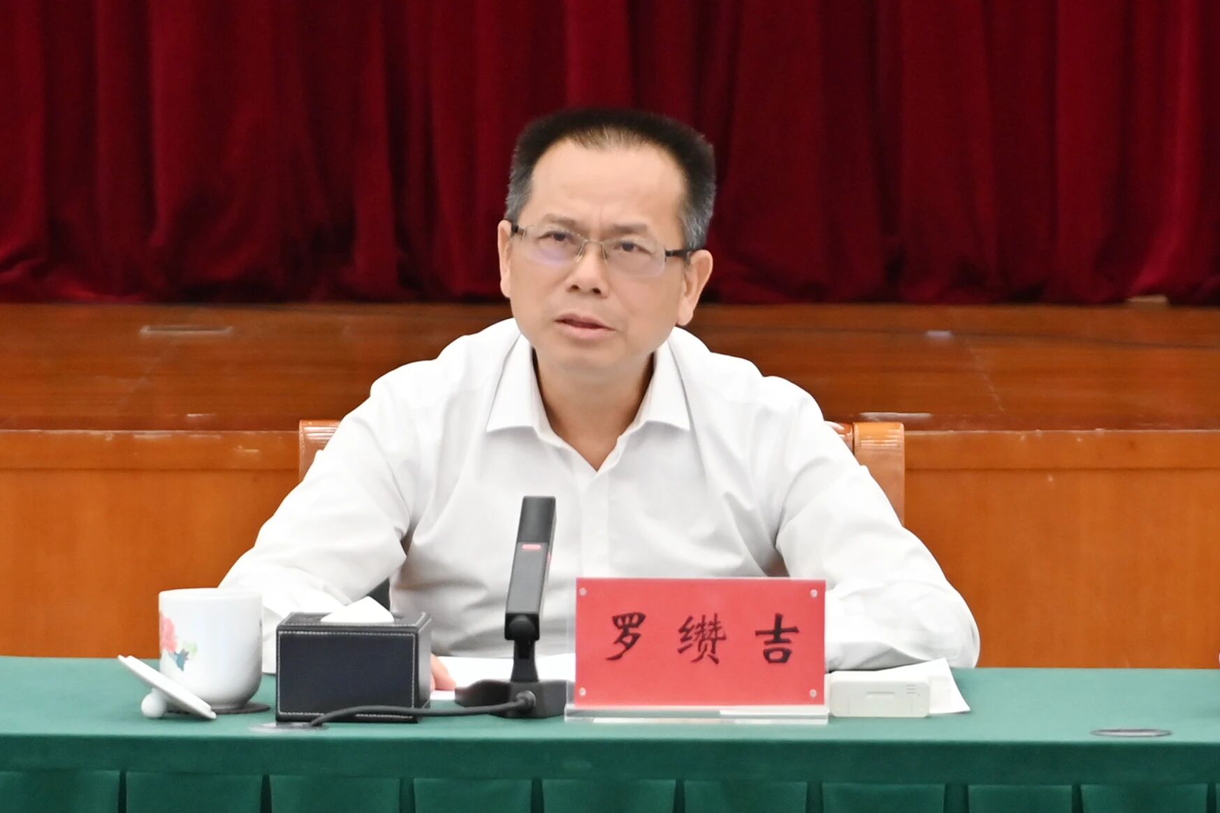 市人大常委会党组书记、主任罗缵吉主持并讲话。 市人大常委会党组书记、主任罗缵吉主持并讲话。