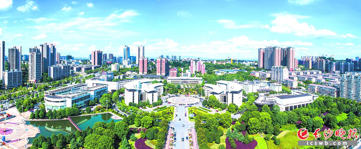 建区三十载,雨花区从城乡接合部的阡陌之地,跃升为稳居全国百强区前十的经济强区。 均为雨花区委宣传部 供图 建区三十载,雨花区从城乡接合部的阡陌之地,跃升为稳居全国百强区前十的经济强区。 均为雨花区委宣传部 供图